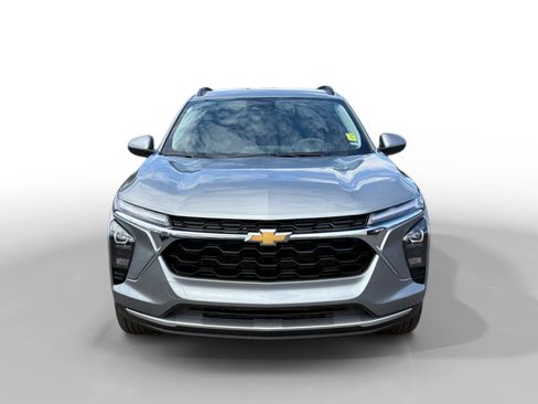 Used 2025 Chevrolet Trax LT FWD image 8