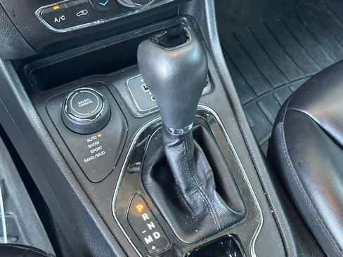 Used 2019 Jeep Cherokee Latitude Plus AWD/4WD image 23