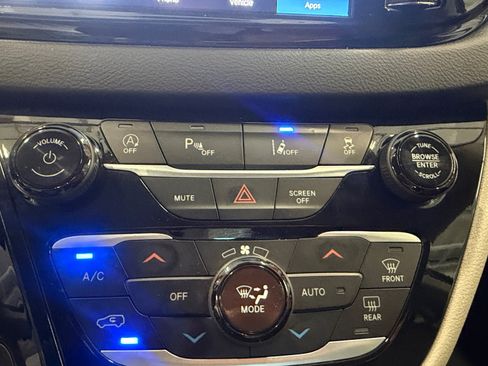 Used 2024 Chrysler Pacifica Touring-L FWD image 32