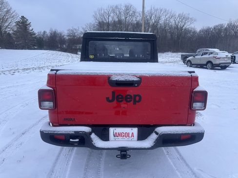 Used 2023 Jeep Gladiator Sport image 4