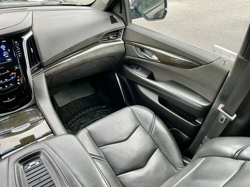 Used 2019 Cadillac Escalade ESV Platinum w/ Escalade Sport Edition image 18
