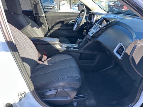Used 2017 Chevrolet Equinox LT FWD image 16