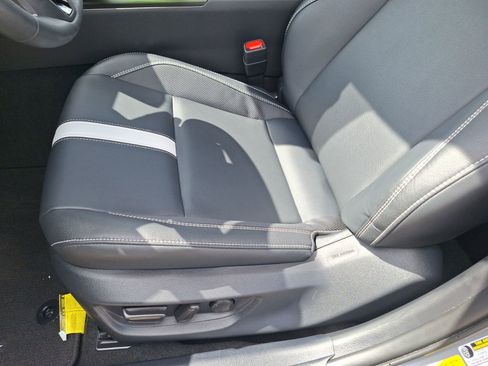 Used 2025 Toyota Camry SE w/ Convenience Package image 16