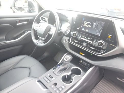 Used 2025 Toyota Highlander LE image 12