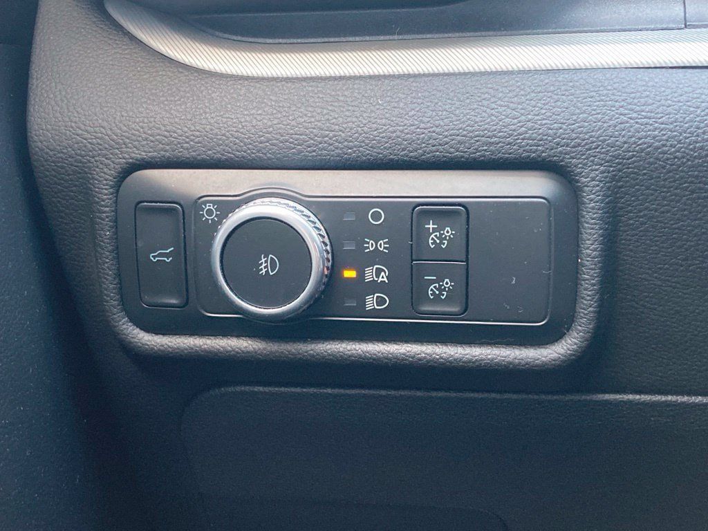Used 2022 Ford Explorer XLT w/ Equipment Group 202A RWD image 15