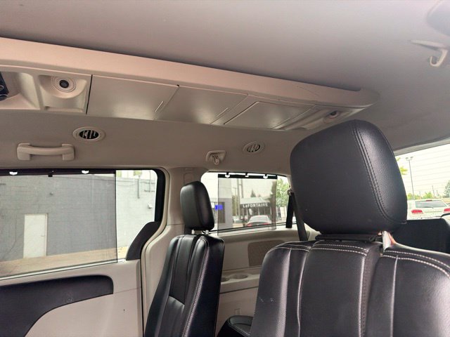 Used 2015 Chrysler Town & Country Touring FWD image 21