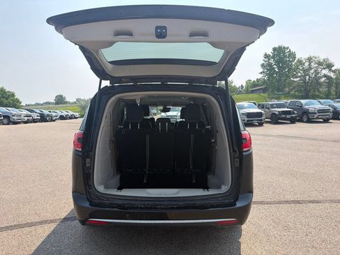 Used 2023 Chrysler Pacifica Touring-L w/ Uconnect Theater Family Group AWD/4WD image 33