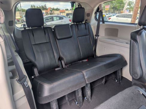 Used 2016 Chrysler Town & Country Touring image 14