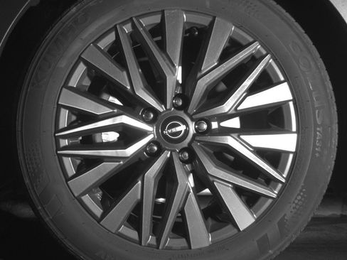 Used 2025 Nissan Altima 2.5 SV FWD image 12