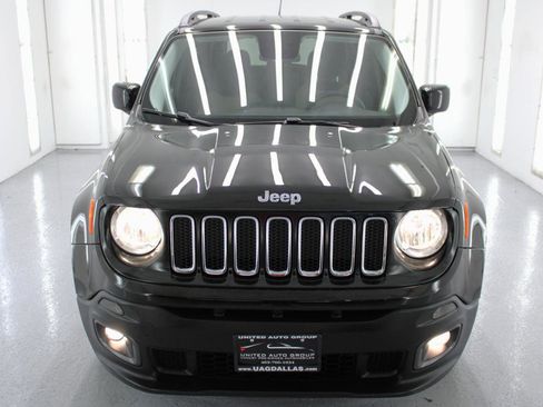 Used 2017 Jeep Renegade Latitude FWD image 3
