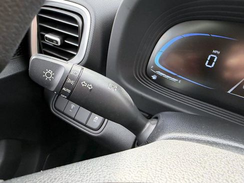 Certified 2025 Hyundai Venue SE image 28