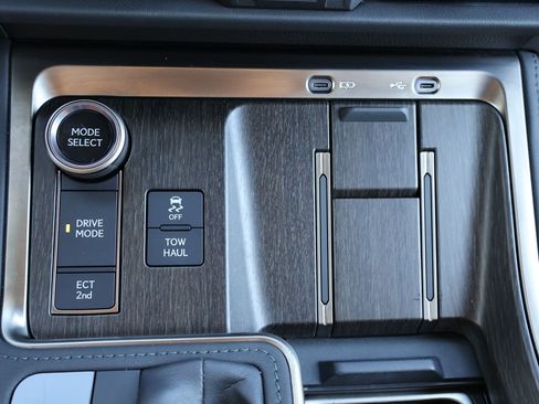 Used 2024 Lexus GX 550 w/ Accessory Package (31) AWD/4WD image 23