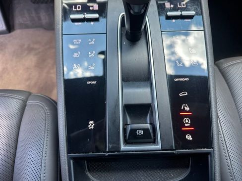 Certified 2023 Porsche Macan AWD/4WD image 26