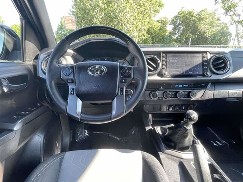 Used 2022 Toyota Tacoma TRD Off-Road AWD/4WD image 10