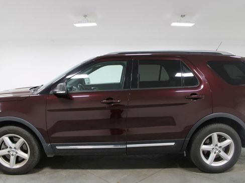 Used 2019 Ford Explorer XLT w/ Equipment Group 202A image 6