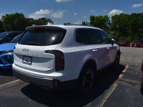 Used 2024 Kia Telluride EX w/ EX Captain's Chair Package AWD/4WD image 3