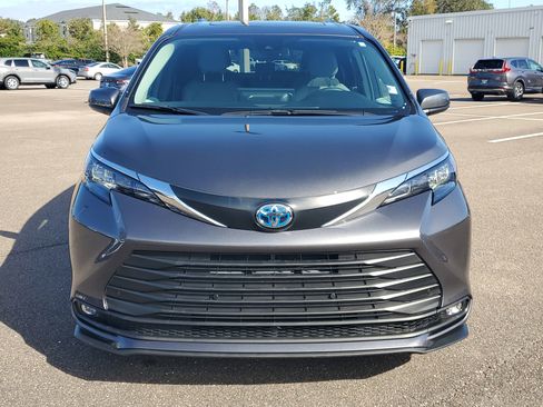 Used 2025 Toyota Sienna XLE image 18