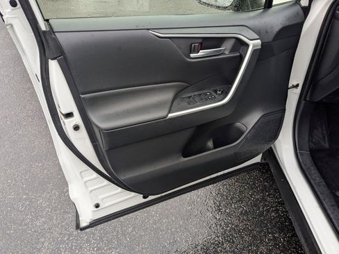 Used 2019 Toyota RAV4 XLE image 12