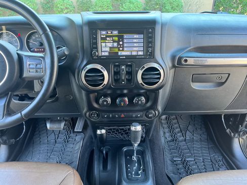 Used 2017 Jeep Wrangler 75th Anniversary image 23