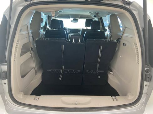 Used 2024 Chrysler Pacifica Touring-L FWD image 9