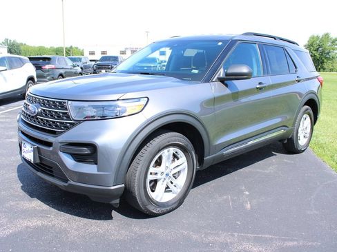 Used 2024 Ford Explorer XLT AWD/4WD image 3