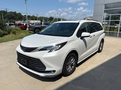 Used 2023 Toyota Sienna XLE FWD image 3