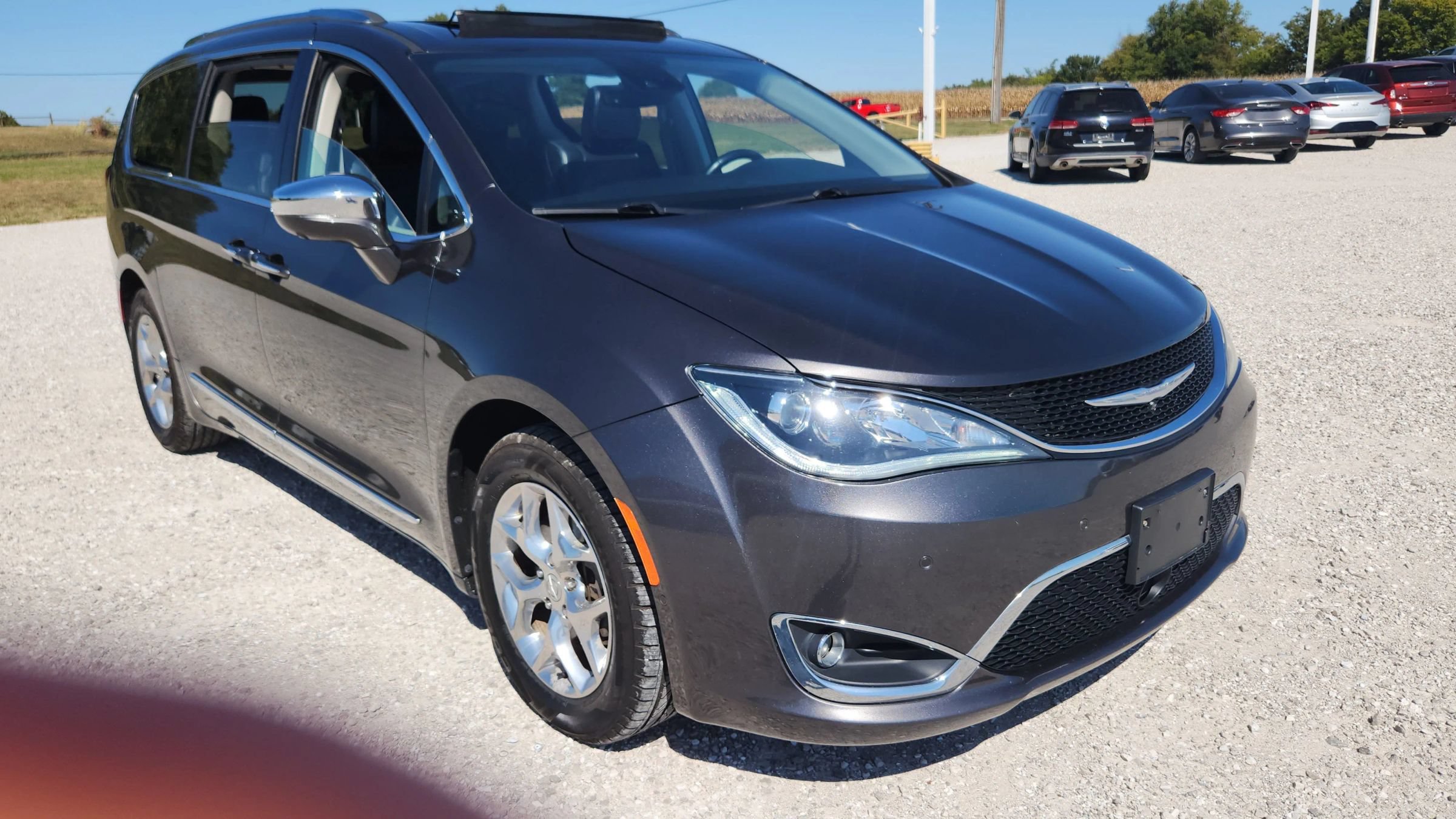 Used 2017 Chrysler Pacifica Limited FWD image 1