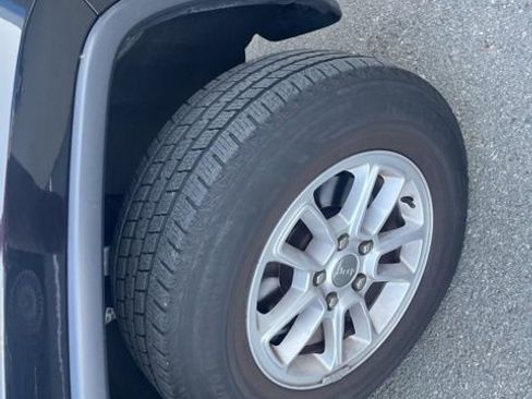 Used 2019 Jeep Grand Cherokee Laredo image 8