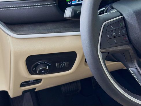 Used 2023 Jeep Grand Cherokee Limited w/ Luxury Tech Group II AWD/4WD image 17