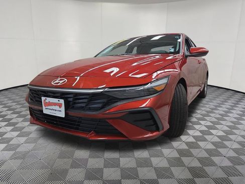Used 2025 Hyundai Elantra SE FWD image 7