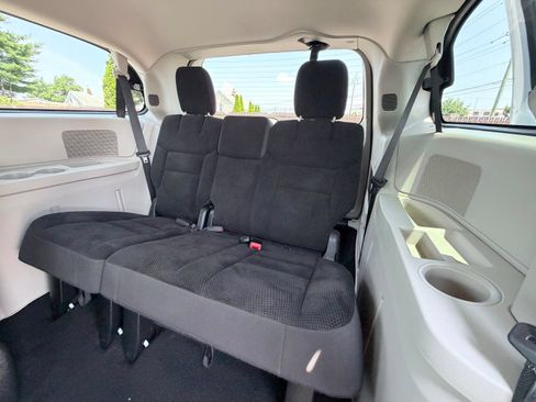 Used 2019 Dodge Grand Caravan SE w/ UConnect Hands-Free Group FWD image 19