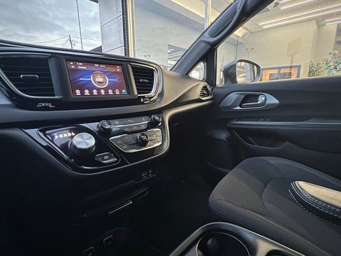 Used 2018 Chrysler Pacifica Touring Plus w/ S Appearance Package image 38