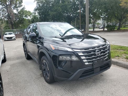 Used 2025 Nissan Rogue SV AWD/4WD image 2