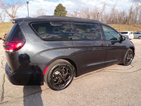 Used 2021 Chrysler Pacifica Limited w/ Uconnect Theater Family Group image 4
