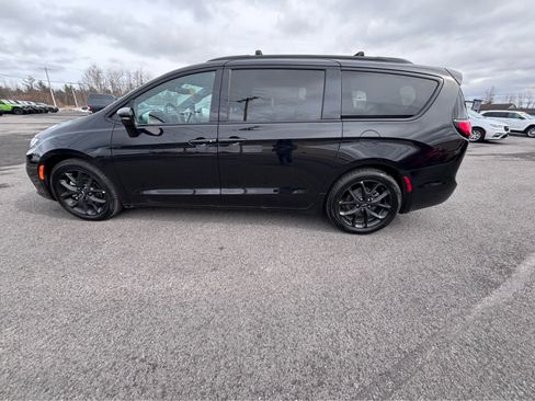 Used 2025 Chrysler Pacifica Limited image 14