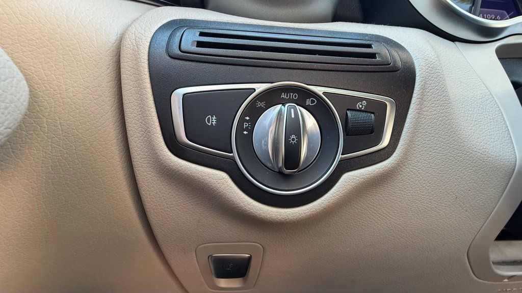 Used 2019 Mercedes-Benz GLC 300 4MATIC image 16
