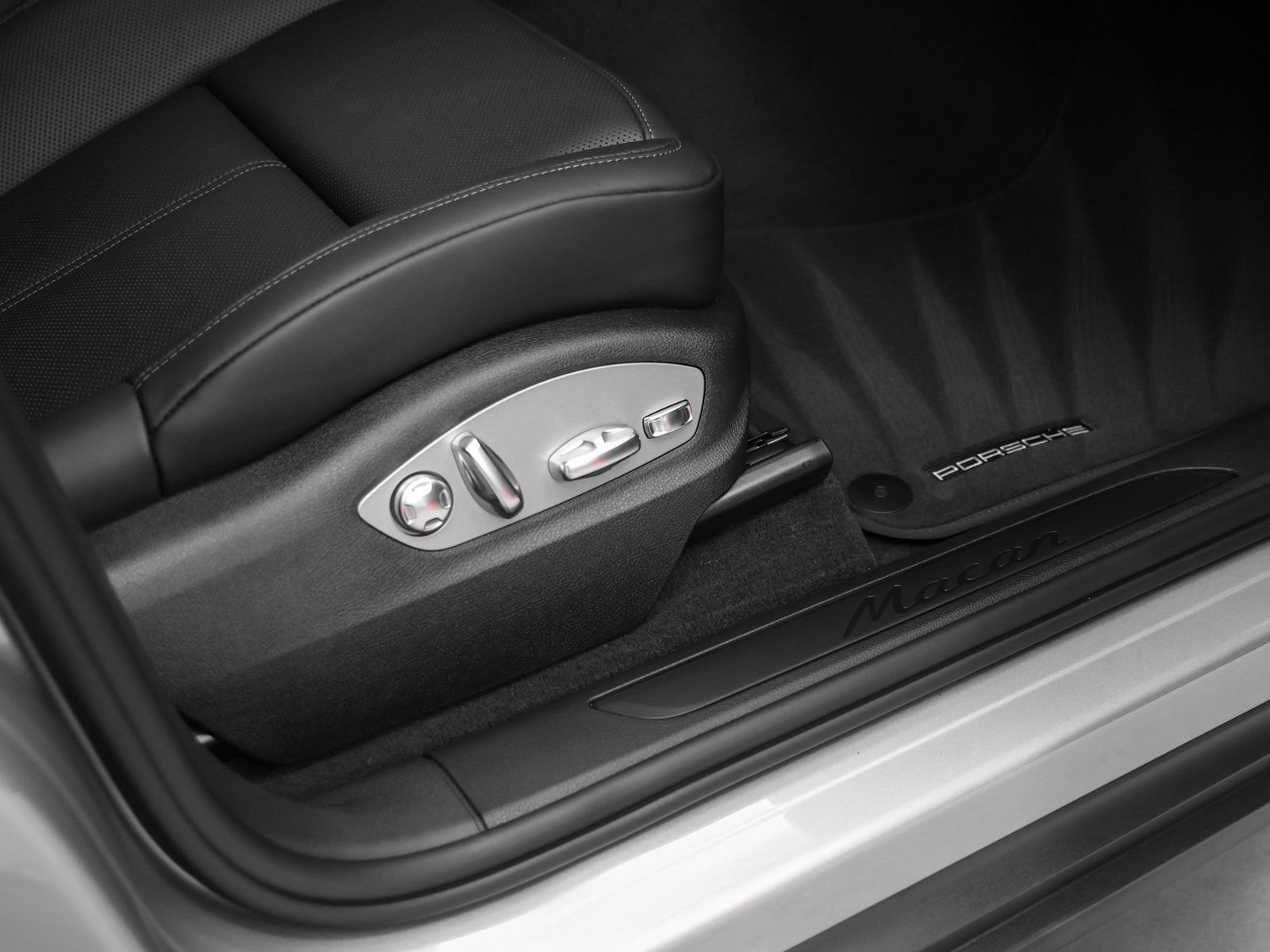 Certified 2025 Porsche Macan AWD/4WD image 19