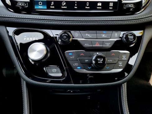 New 2026 Chrysler Pacifica Limited w/ Uconnect Theater Family Group image 27