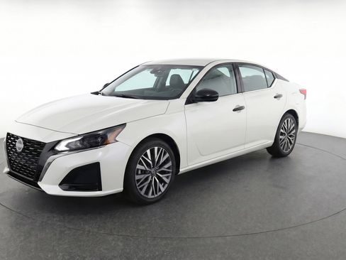 Used 2025 Nissan Altima 2.5 SV FWD image 3