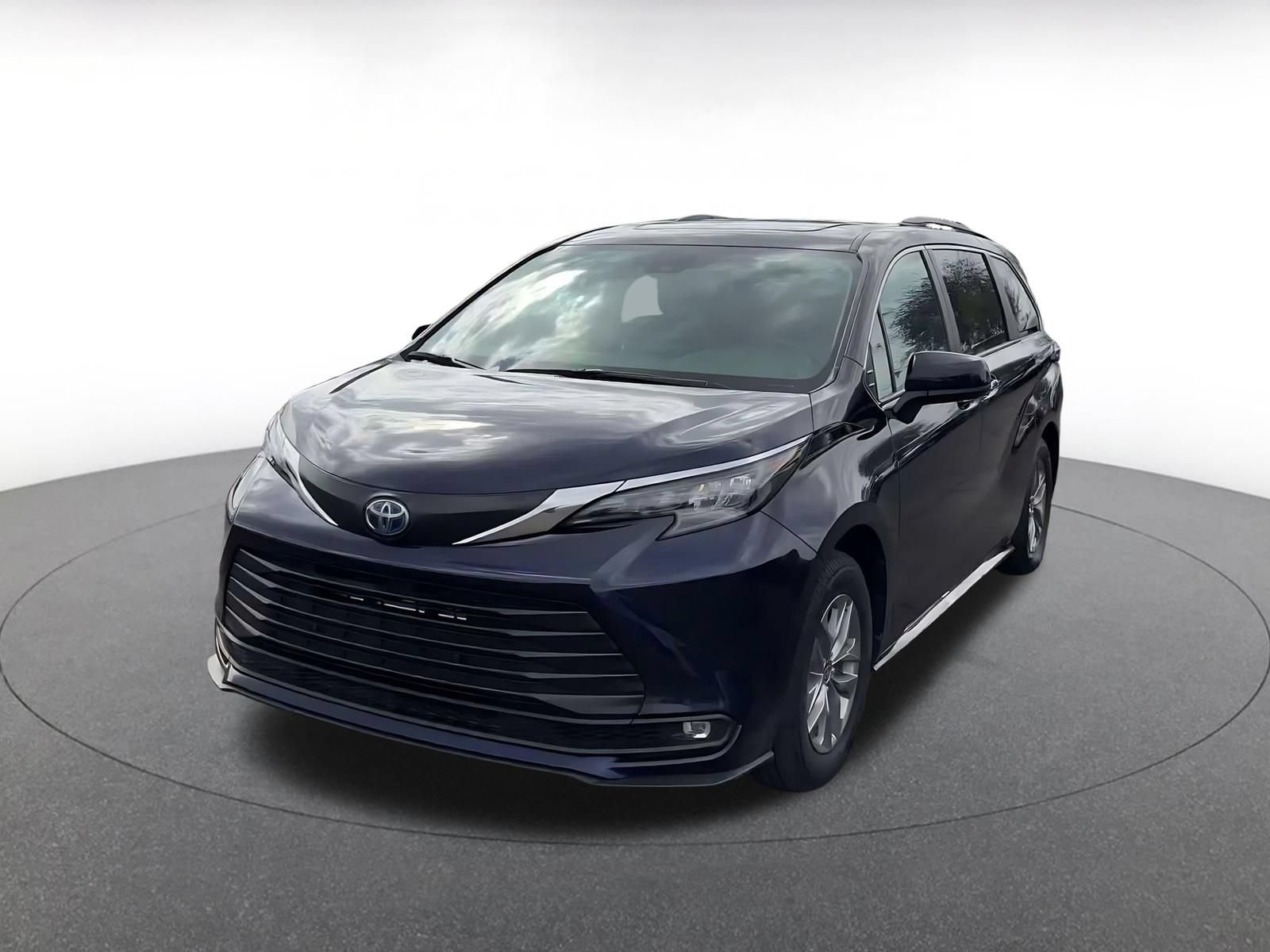 Used 2025 Toyota Sienna XLE FWD image 6
