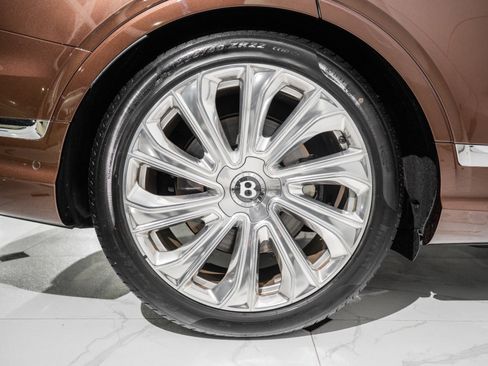 Used 2025 Bentley Bentayga Extended Wheelbase image 17