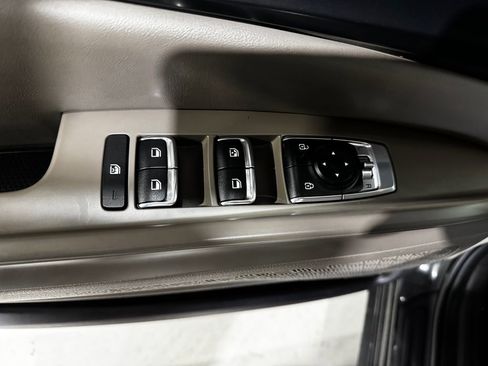 Used 2025 Kia Carnival FWD image 19