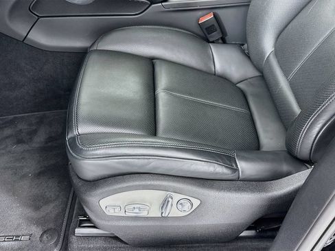 Certified 2025 Porsche Macan AWD/4WD image 13