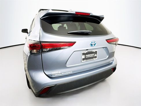 Certified 2022 Toyota Highlander XLE image 6