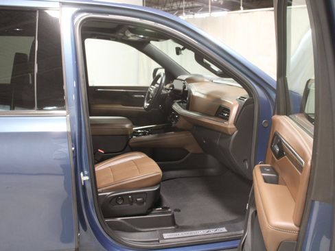 Used 2025 Chevrolet Tahoe High Country AWD/4WD image 7