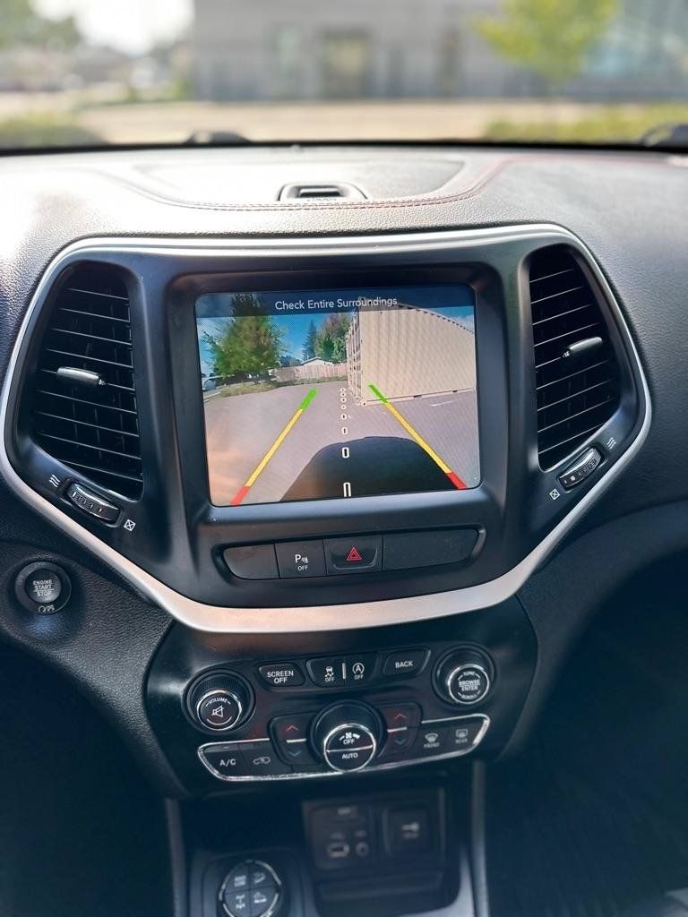 Used 2017 Jeep Cherokee Trailhawk w/ Comfort & Convenience Group AWD/4WD image 19