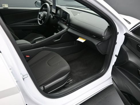 Certified 2025 Hyundai Elantra Sport image 10