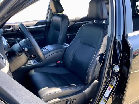 Used 2019 Toyota Highlander XLE AWD/4WD image 7