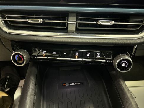 Used 2025 Chevrolet Equinox EV LT w/ Convenience Package image 19