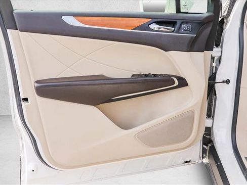 Used 2019 Lincoln MKC Select image 12